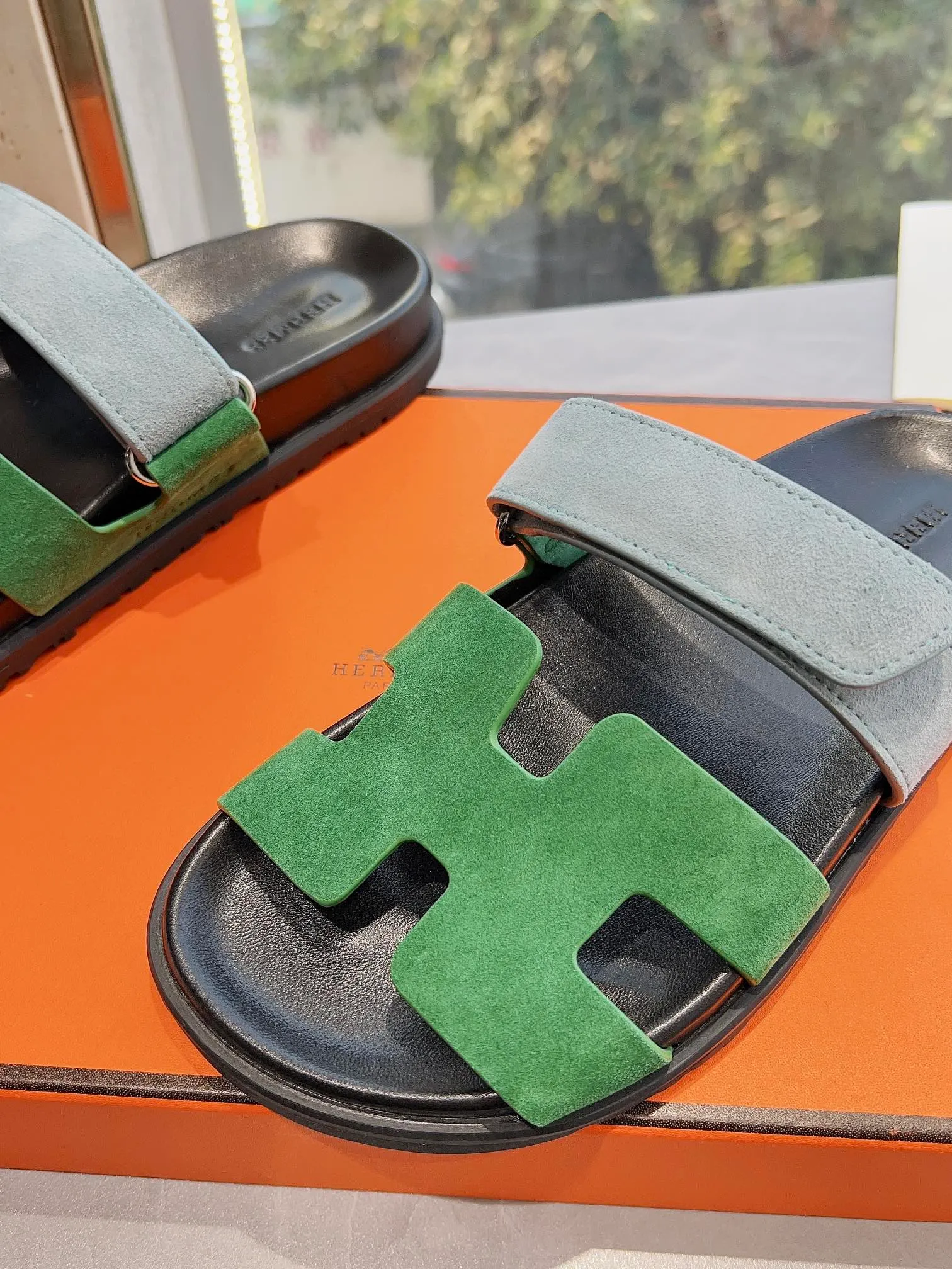 👟👟Ex-factory price 440👟👟 Men's size +10 H family 2024 spring and summer new style HERMES Hermes' recently popular couple's shoes, pig nose angle sandals and slippers, paired with various colorful socks, extremely trendy. Upper lining: imported original material. Outsole: non-slip and wear-resistant outsole. Size: Female 35-42 (40/42 non-returnable and non-exchangeable) Men’s size: 39-45 (45 is non-refundable and non-exchangeable)